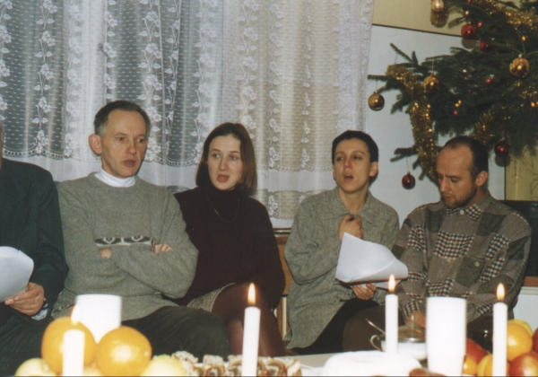 Kolęduje Olga Tokarczuk (druga od prawej) w czasie Wieczoru Wigilijnego '97
